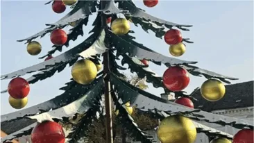 Eșec decorativ la Timișoara! Bradul neconvențional aprinde controverse înainte de sărbători: „Bătaie de joc, cel mai urât”
