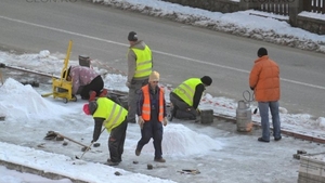 Imagini de cascadorii râsului dintr-o localitate din România! Muncitorii au pus pavele la 0 grade, topind gheaţa cu butelia de gaz!