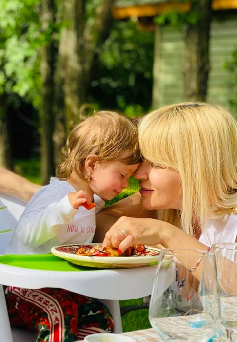 Elena Udrea, într-o rochie foarte decoltată și strâmtă pe bustul generos. Ea și Adrian Alexandrov își sărbătoresc azi fetița. Eva Maria a avut ținuta asortată cu a mamei sale