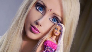 Femeia Barbie s-a pozat fara machiaj! Diferenta este ca de la cer la Pamant