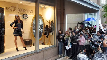 Gisele Bundchen stie sa-si faca reclama! Si-a prezentat colectia in vitrina unui magazin