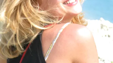 Amalia Enache a luat masa cu pescarusii si a primit in dar un camp plin de maci