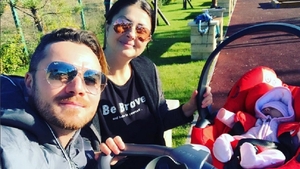 Tavi Clonda şi-a dus fetiţa la iarbă verde! Ipostaza în care a fost pozat de Gabriela Cristea i-a sensibilizat pe toţi