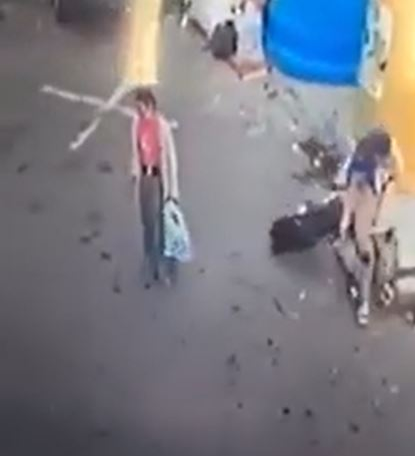 Două copile de etnie romă, filmate în timp ce fură un cărucior de copii în plină zi în Tulcea. Cum au fost surprinse mamele lor | VIDEO