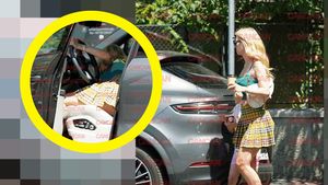 Andreea Bălan, show total în noul bolid de 150.000 €! A dat "flash-uri" cu fustița super scurtă și i-a lăsat pe toți cu gurile căscate