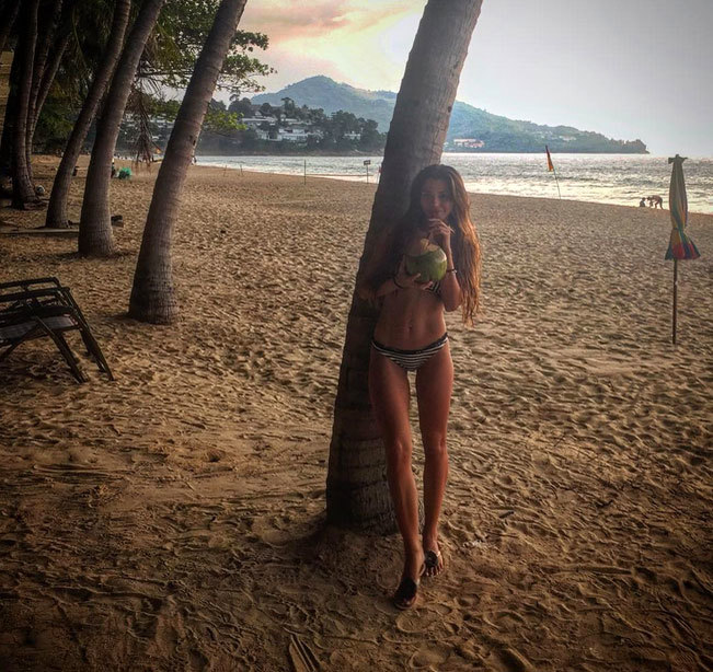 GALERIE FOTO INCENDIARĂ! Îţi stă inima când o vezi în costum de baie! Nu e topmodel, ci… E cea mai sexy-doctoriţă!