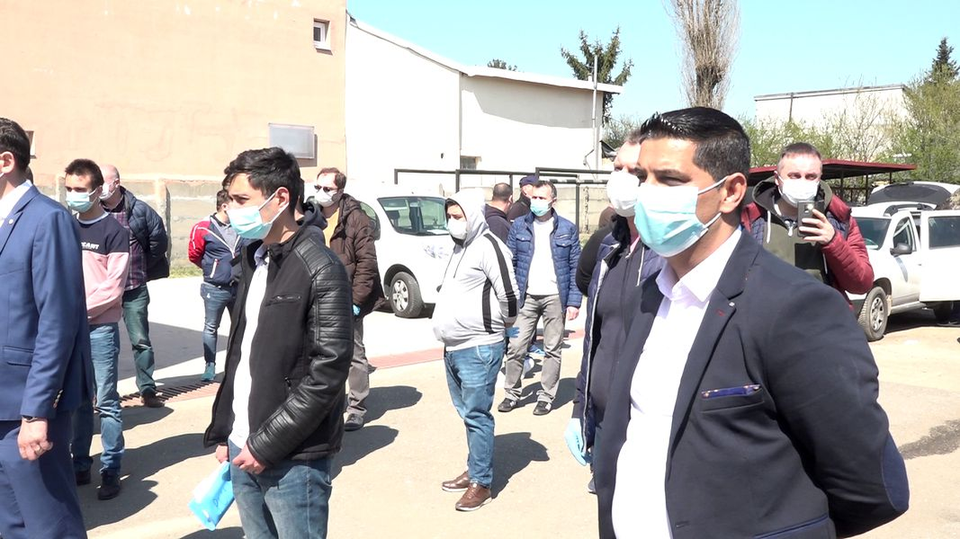Primăria sectorului 1 a strâns sute de voluntari și a mers să împartă alimente la peste 500 de persoane. „Vom repeta acțiunea”