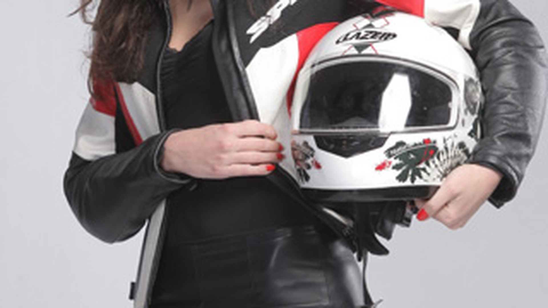 Cea mai noua prezentatoare de stiri din sport din Romania, sexy pe motor! Olivia Paunescu conduce in fusta si cu cizme cu toc!