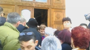 Scandal la înmormântarea Ionelei Prodan! Oamenii au început să se calce în picioare pentru a primi un cd