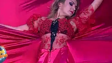 Coregrafie de excepţie în finala de la Dansez. Roxana Ionescu s-a lăsat pipăită pe sâni de Fantoma de la Operă