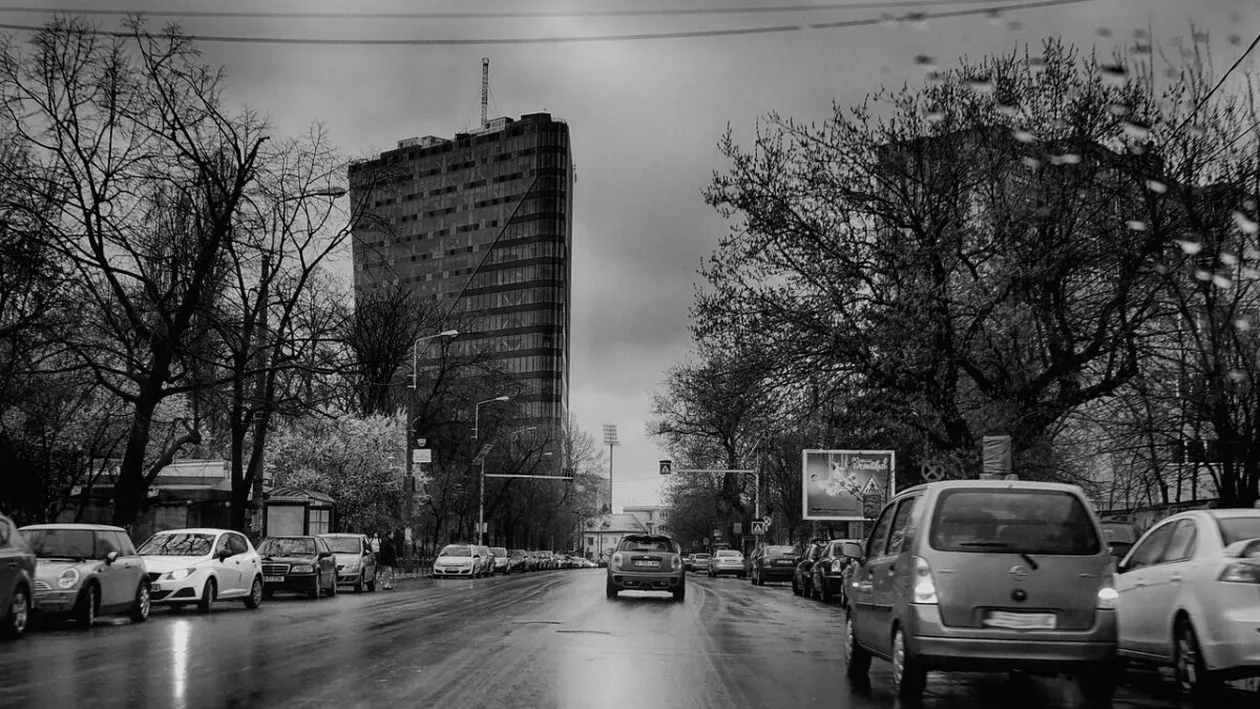 Surpriză neplăcută pentru un șofer bucureștean. Cu ce mesaj s-a trezit pe mașină, după ce a parcat în zona Colentina