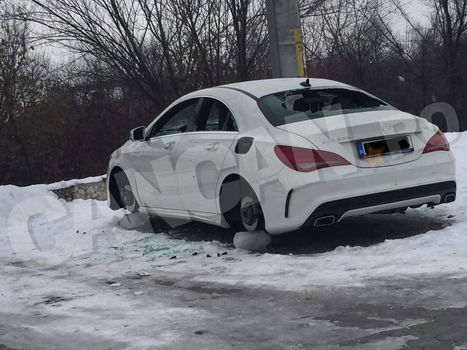 E incredibil cum a fost lăsat acest Mercedes, după ce a fost prădat de hoţi! În locul roţilor au apărut bidoane cu apă îngheţată