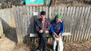 Imagini șocante pentru locuitorii unei comune din Iași! O ”bunicuță” s-a căsătorit cu iubitul cu 28 de ani mai tânăr!