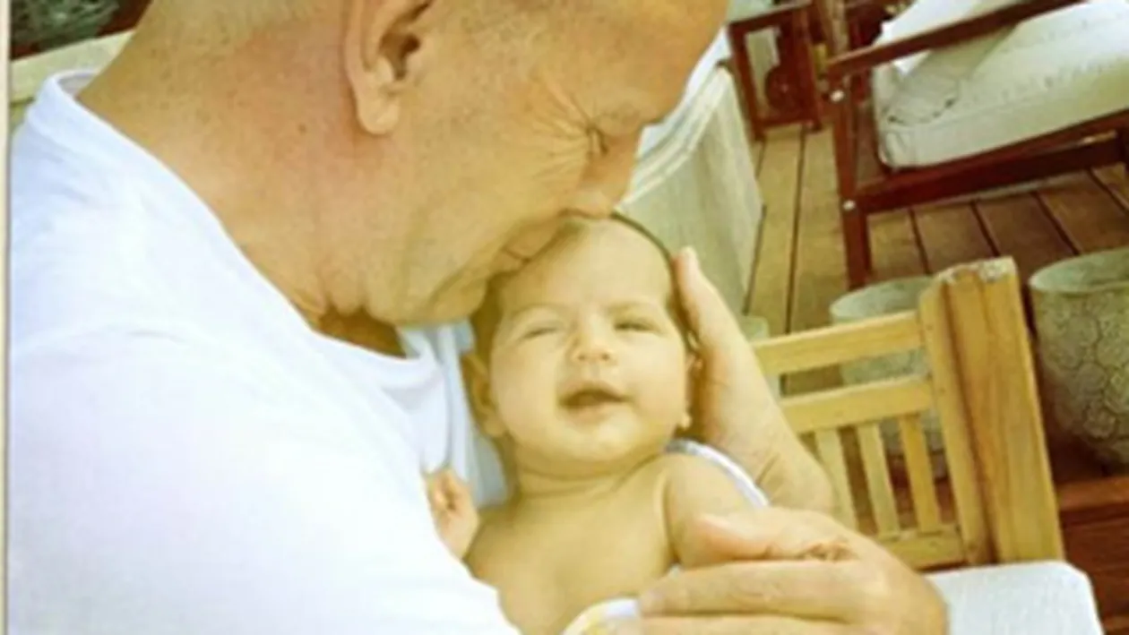 Prima fotografie cu fetita nou-nascuta a lui Bruce Willis! Starul s-a mutat cu familia la Budapesta