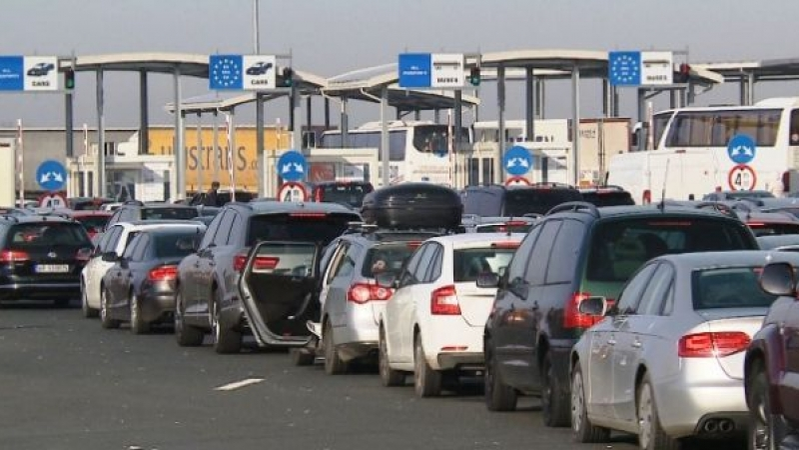Mii de români, în punctul de trecere de la Nădlac