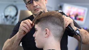 Condiția pe care trebuie să o îndeplinești ca să poți să te tunzi la frizerie după 15 mai