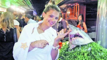 Sorina Docuz s-a pozat cu un rechin expus pe taraba! Fascinata de pradatori