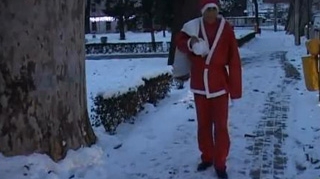 VIDEO Fernando de la Caransebes face praf Craciunul! Asculta-l aici cum canta cel mai prost colind!