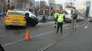 VIDEO / Accident spectaculos în Bucureşti! O maşină de poliţie s-a ciocnit violent cu un taxi, pe care l-a strivit