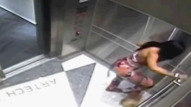 O vedeta si-a calcat cainele in picioare, in lift. Ce i-a facut bietului animal nevinovat. Cine e modelul super agresiv VIDEO socant
