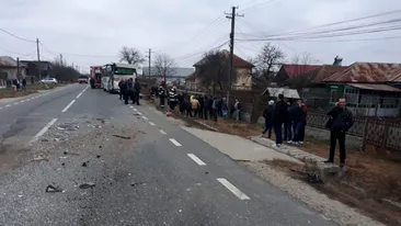 Accident violent în Gorj, după ce două autocare pline cu muncitori s-au ciocnit. Sunt mai multe victime