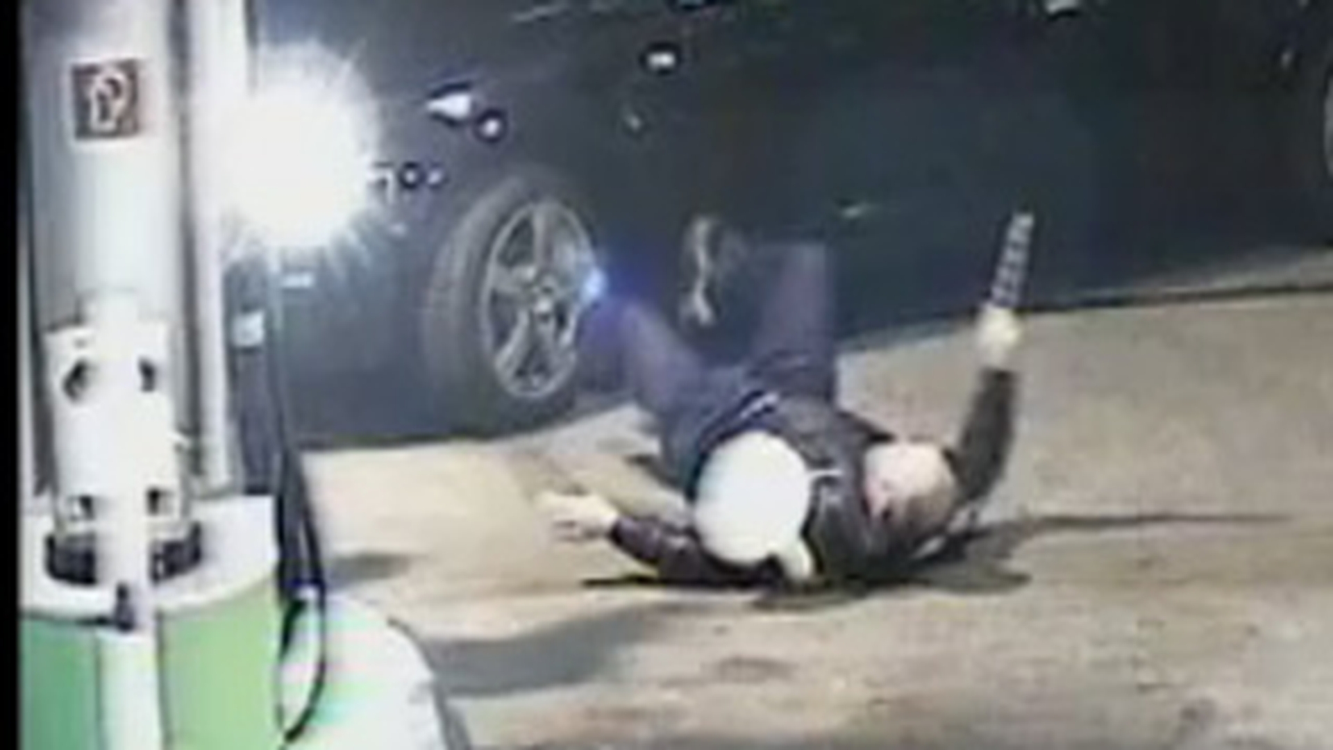 VIDEO EXCLUSIV Un politist a fost calcat cu masina intentionat de un tanar de 26 de ani