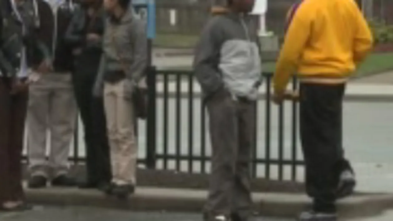 VIDEO O femeie a dat cu masina peste candidatii care stateau la coada pentru un job!