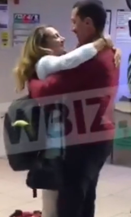 Larisa și Bruce s-au întors în România 
Foto: captură video wowbiz.ro.