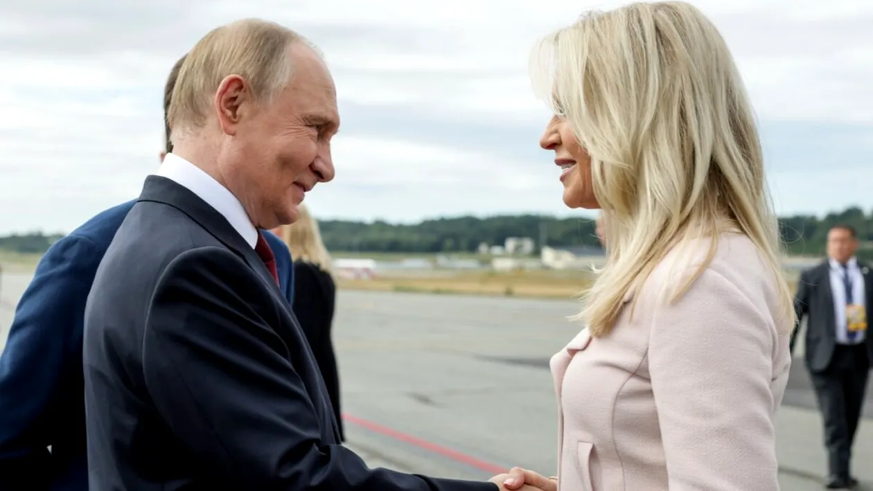 Cine este blonda care l-a “fermecat” pe Vladimir Putin în timpul summitului din Alaska. Ce legătură are cu Trump, de fapt