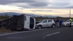 Accident mortal în Hunedoara. Un autocar cu 72 de persoane s-a răsturnat pe DN 7, iar planul roșu de intervenție a fost activat