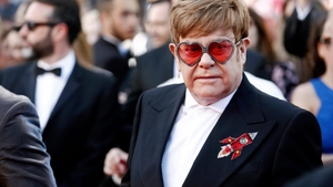 Vești proaste pentru Elton John. Legenda muzicii britanice a rămas parțial fără vedere!