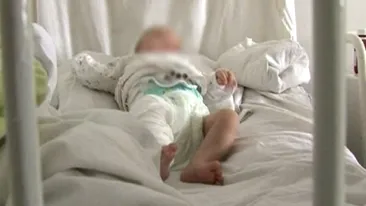 Caz cumplit în Alba! Un bebeluș de nouă luni a fost lovit în cap cu o drujbă de tatăl său!