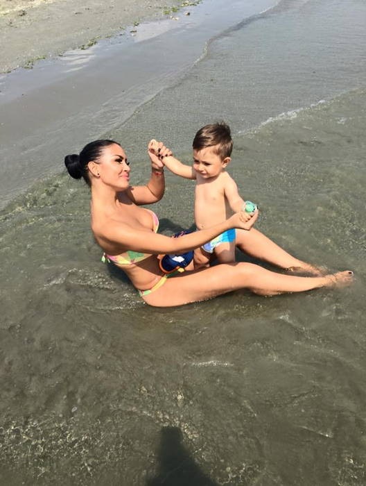 Din cauza “șunculițelor”, Andreea Mantea a refuzat să mai apară în costum de baie la plajă. Dar azi a făcut-o! Cum arată trupul său