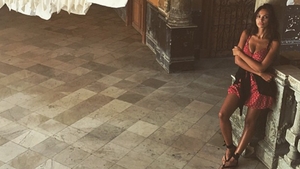 Madalina Ghenea si-a facut aparitia in Cuba cu un decolteu de zile mari!Fosta iubita a lui DiCaprio a facut senzatie