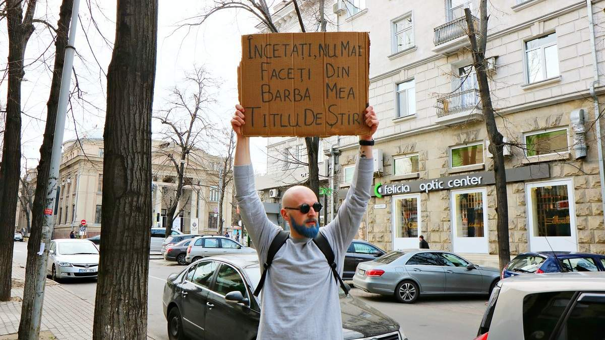 Proful de mate a pierdut pariul cu elevii! Și-a vopsit barba în albastru și a devenit viral pe Facebook