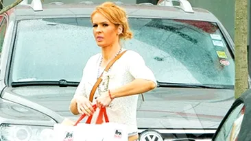 Cand sotul fotbalist nu e acasa, Diana Munteanu cara ca hamalul