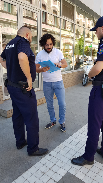 Daniel Gheorghe a chemat poliția, susținând că magazinele care vând icoane cu Arsenie Boca fac contrabandă