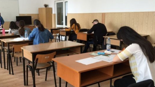 O elevă din București a fost umilită în fața colegilor de profesoara de istorie: "Unde, la ginecolog?"