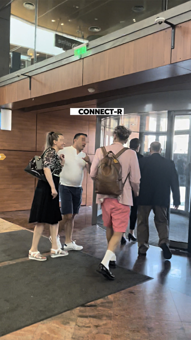 Connect-R a apărut într-o costumație mai mult decât bizară la mall (Foto: CANCAN.RO)
