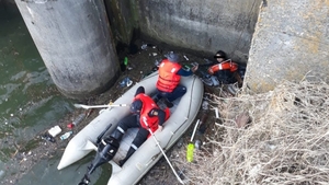 VIDEO. O fată de 17 ani, mamă a doi copii, s-a aruncat în Olt după ce a părăsit-o soțul. A fost salvată în ultima clipă