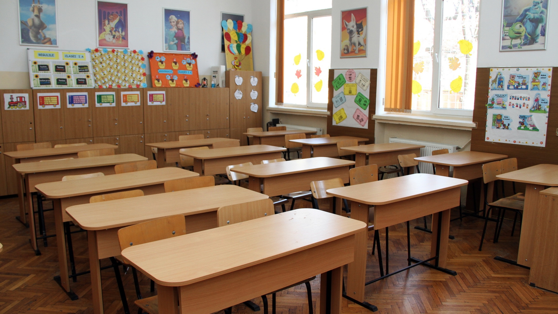 Un nou proiect de lege! Elevii ar putea primi bani sub formă de tichete pentru plata cheltuielilor școlare