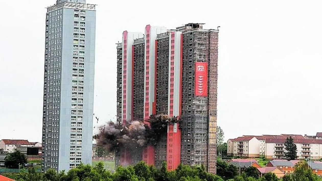 Cladire demolata in cinci secunde. Cadeee...