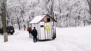 Ciobanul din Botoșani care și-a pus casa pe roți și e trasă de cai! Nea Ion își plimbă nevasta gravidă prin sat