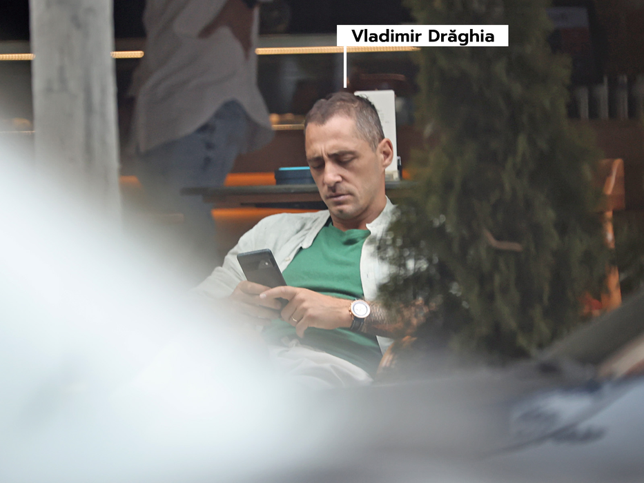 Vladimir Drăghia a avut timp să-și verifice și mesajele/ (Sursa: CANCAN.RO)