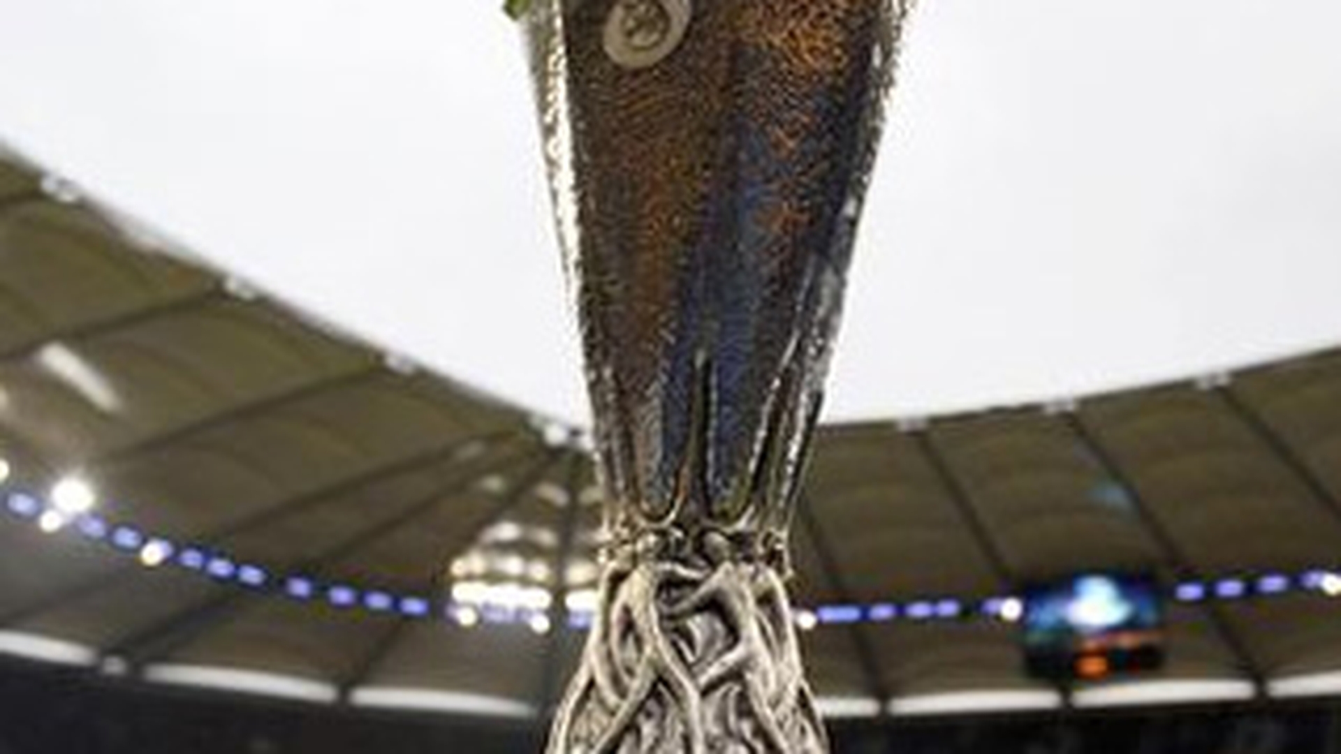 Trofeul Europa League va fi adus maine la Bucuresti! Michel Platini ii va inmana cupa lui Sorin Oprescu!