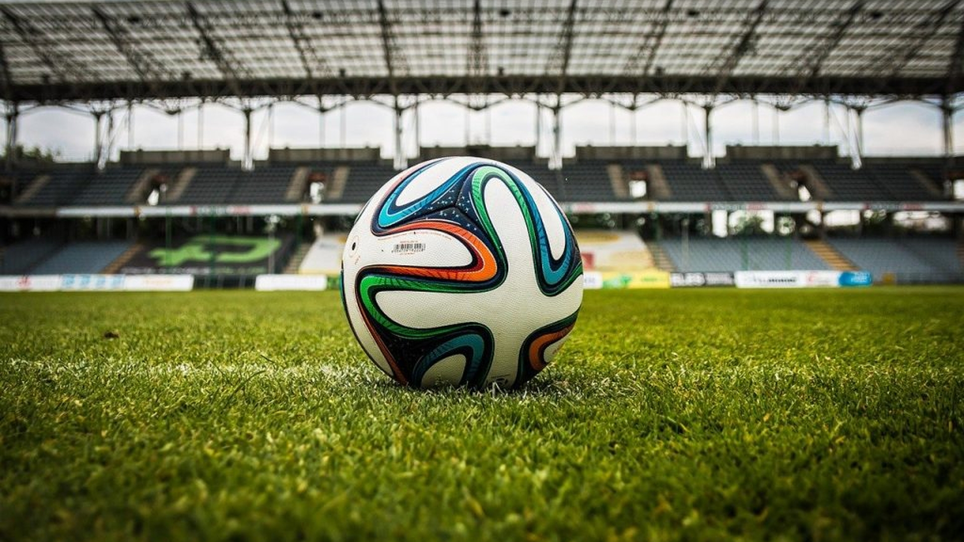 Un fotbalist a fost amendat cu 1.000 de euro pentru că a sărutat mingea