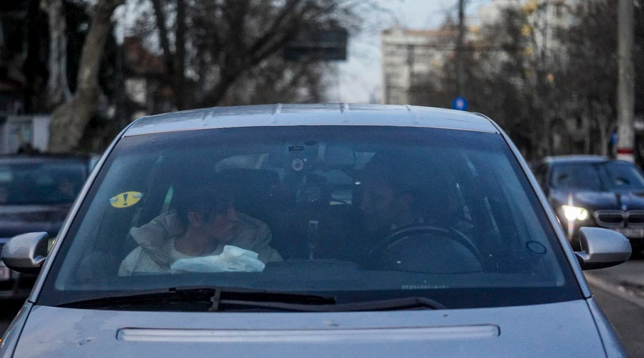 Kamara a ajuns la destinație, iar asistenta va coborî din mașina lui și va lua un Uber
