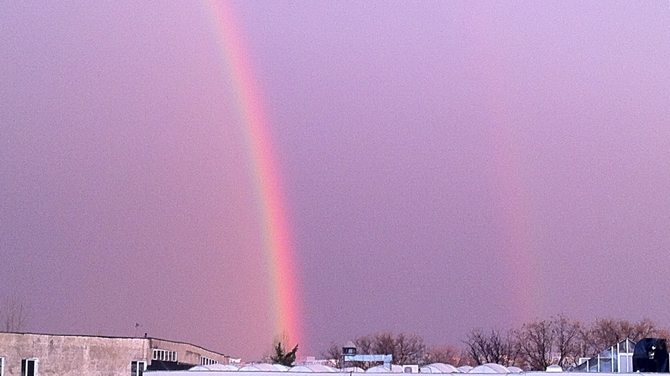 Fenomene meteorologice bizare in Bucuresti! Vezi fotografii spectaculoase ale curcubeului aparut pe cerul Capitalei!