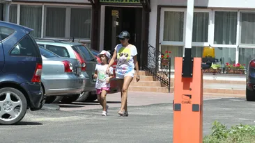 Si-a lasat fetitele acasa si s-a dezlantuit prin cluburi. Rocsana Marcu a facut dezmat la malul marii