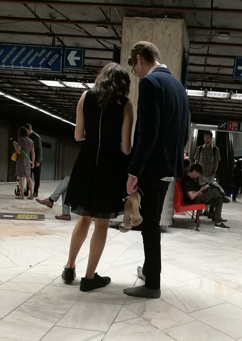 Tânărul care a fost fotografiat desculț la metroul din București a fost găsit. Cum explică Mihai gestul său